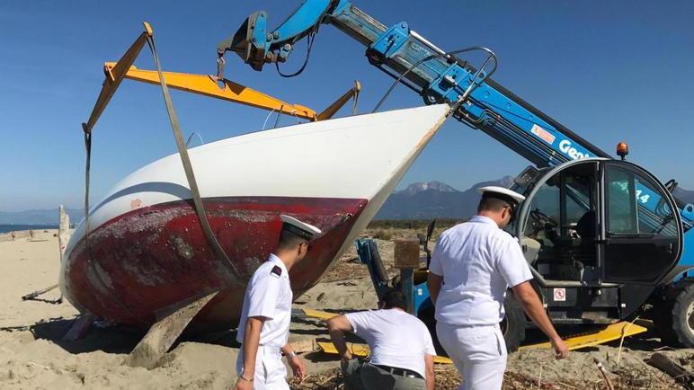 Rimossa la barca francese spiaggiata alla Lecciona