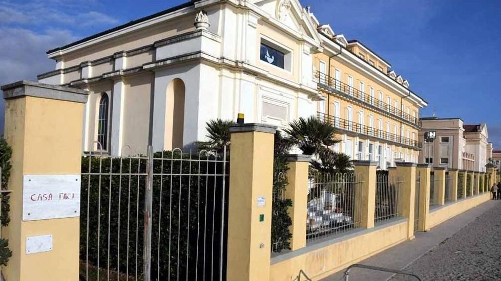 «Le sorelle non riposeranno se non mi pagate la messa»