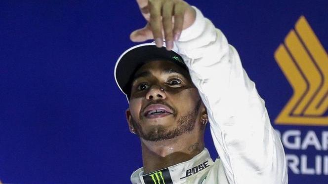 Hamilton graffia: «Vettel, grazie per gli errori»
