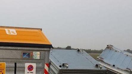 Ancora i vandali dei rifiuti in azione: ribaltati i cassonetti