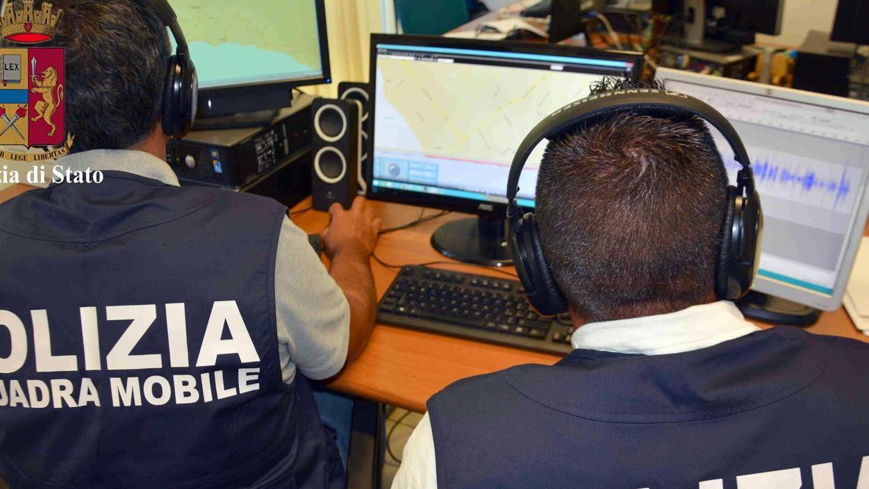 Umiliazioni e botte alla ex convivente: la polizia lo allontana