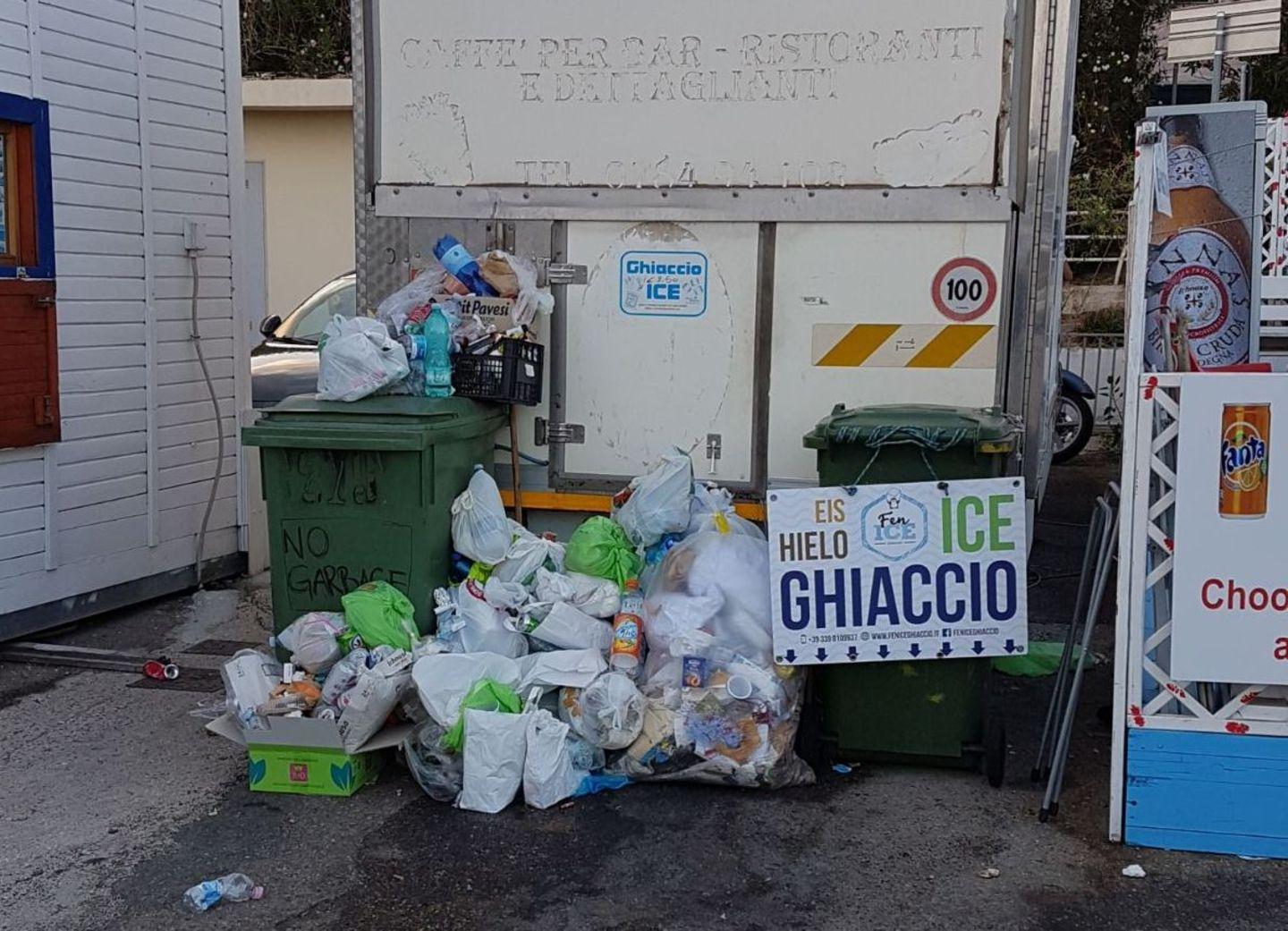 «Aiuto: liberatemi dalla spazzatura»