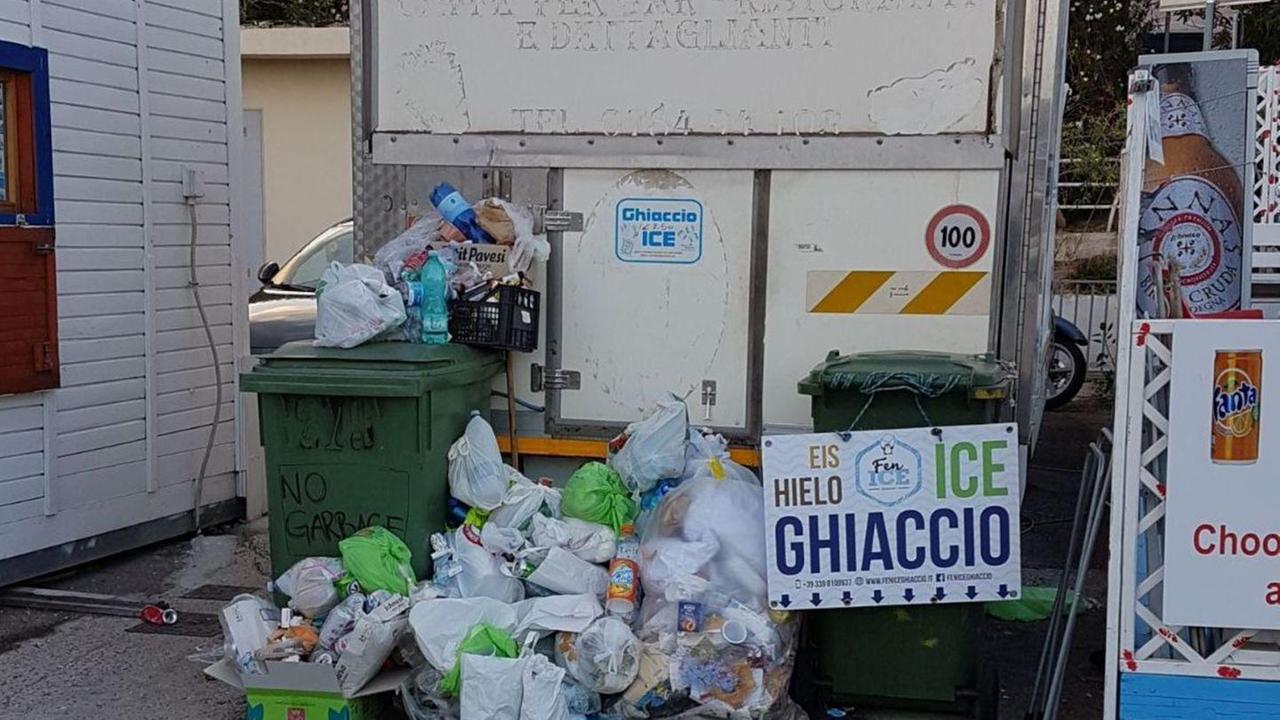 «Aiuto: liberatemi dalla spazzatura»