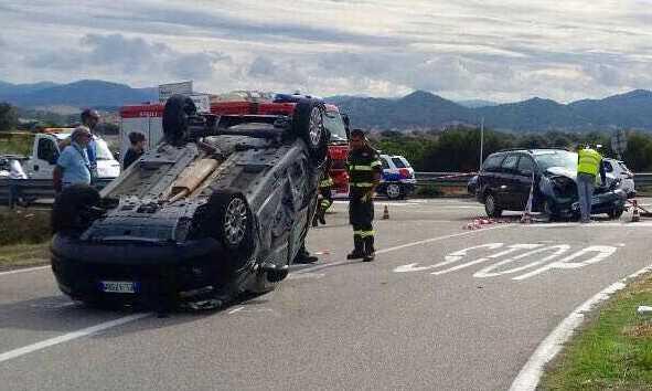 Scontro all’incrocio: Panda ribaltata 