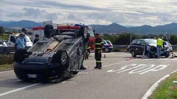 Scontro all’incrocio: Panda ribaltata