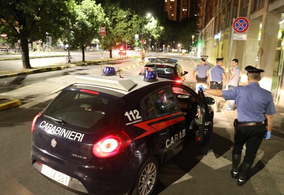 Caccia all’uomo tra stranieri con un ferito 