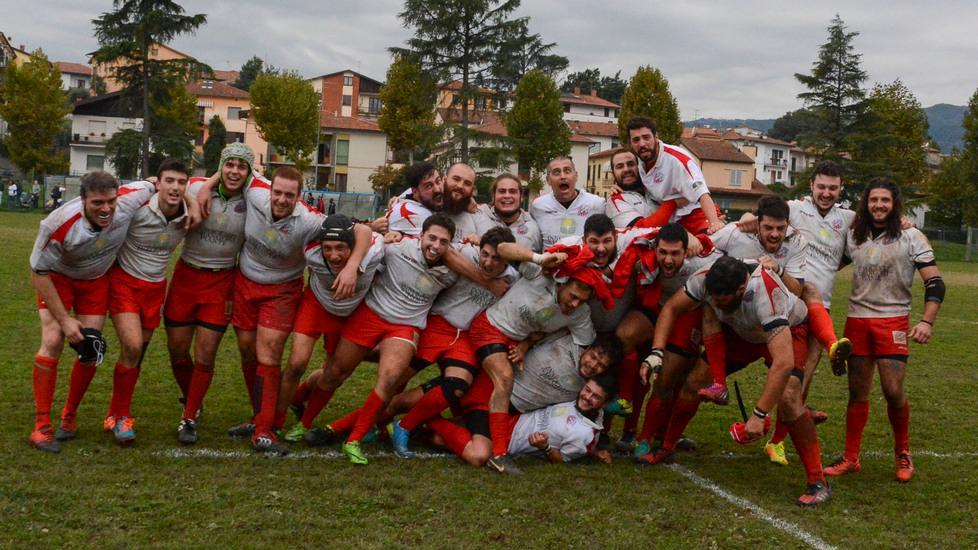 Una formazione del Rugby Pistoia esulta dopo una vittoria