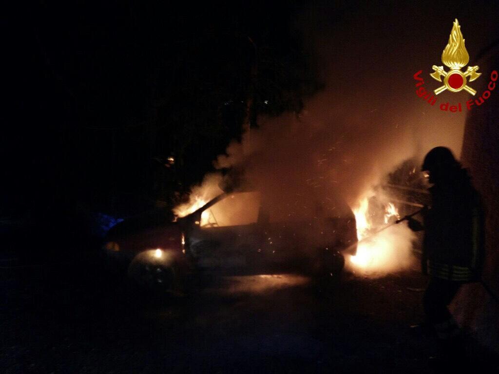 L'auto incendiata 