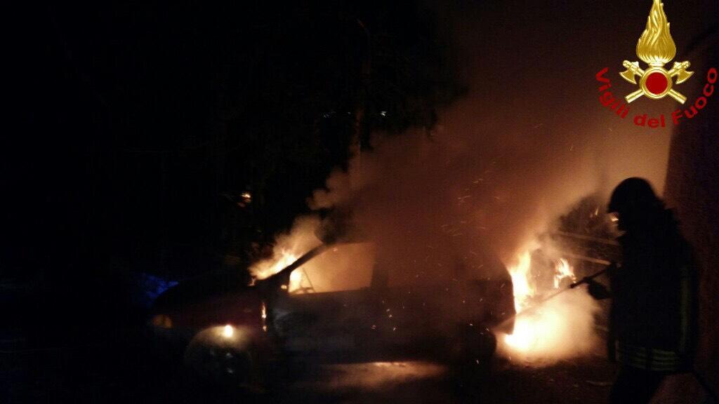 L'auto incendiata