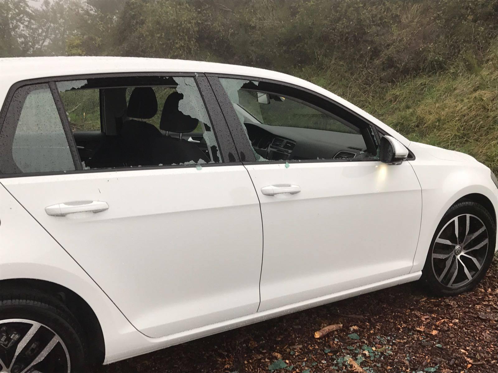 Una delle auto danneggiate (dal profilo facebook della Riserva naturale Acquerino Cantagallo)