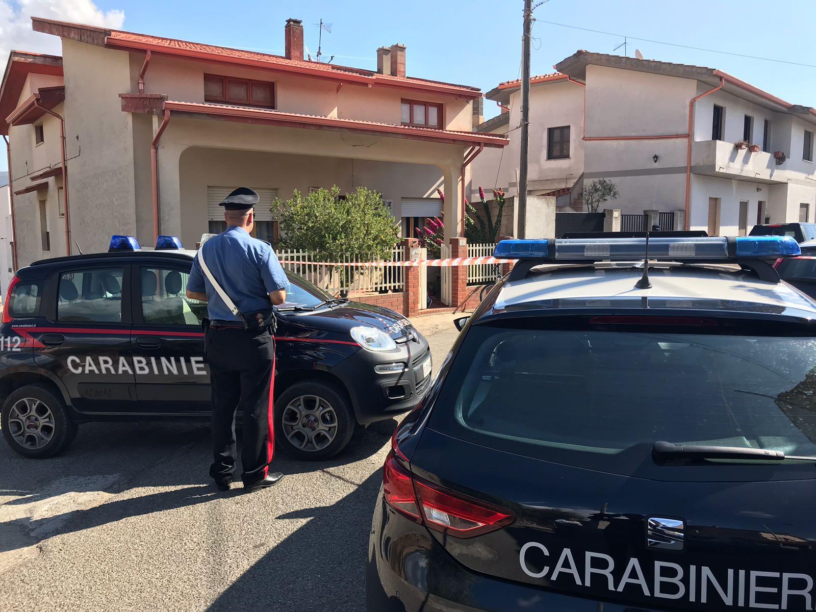 I carabinieri davanti al luogo del delitto