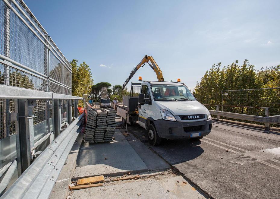 Il cantiere per la sostituzione del guard-rail sul cavalcavia dell’autostrada a Montecatini (Foto Nucci)