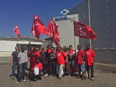 Castelnuovo: "Operai in pausa pranzo e la Castelfrigo ne allontana 40" 