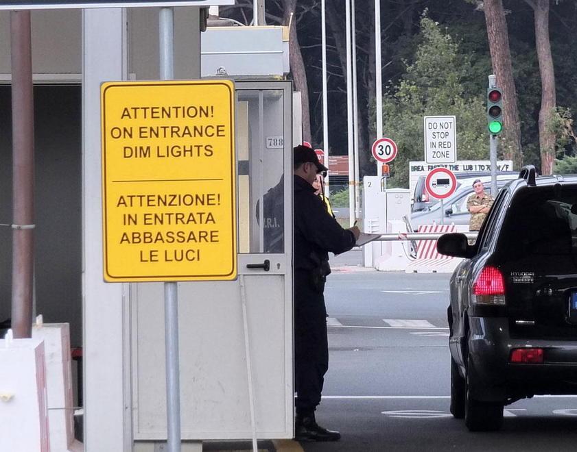 Al veglione di Capodanno con la macchina di servizio 