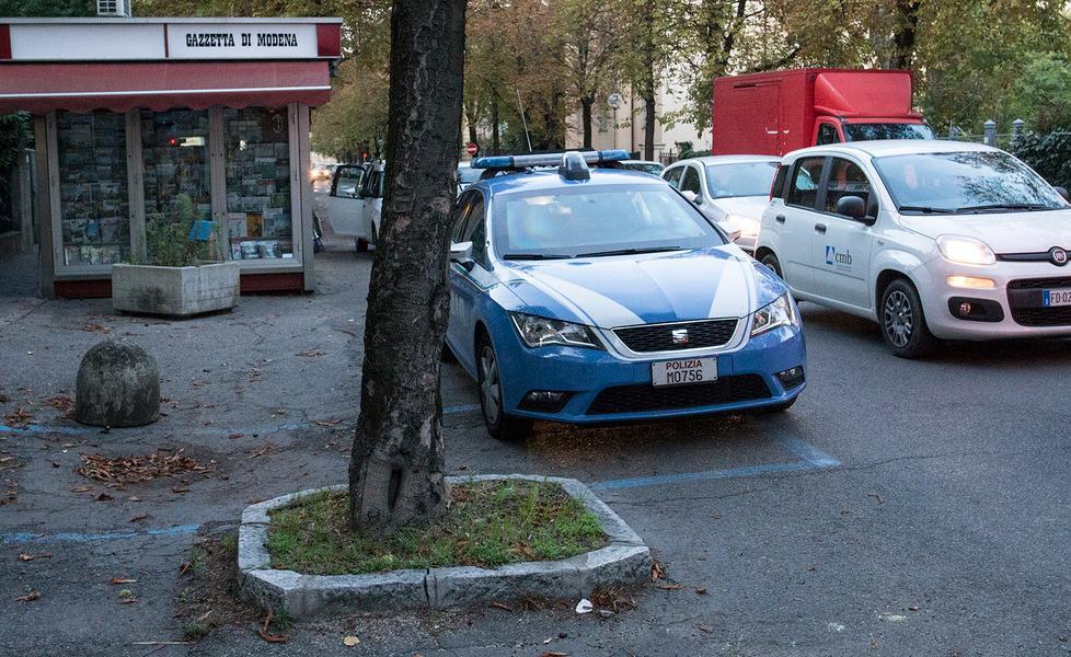Aggredisce un poliziotto: il giorno dopo è già libero a Modena