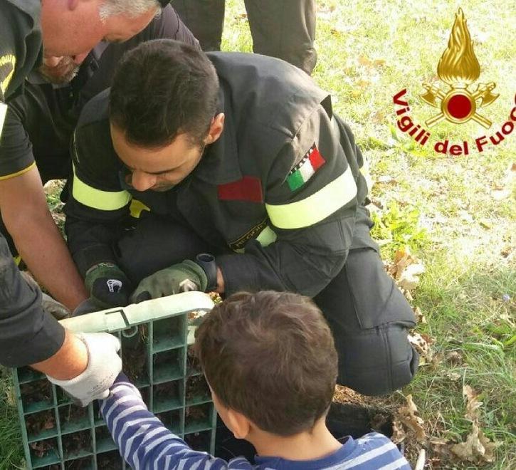Bambino di 6 anni incastrato con la mano in un tombino 