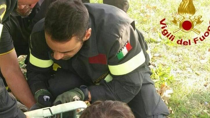 Bambino di 6 anni incastrato con la mano in un tombino