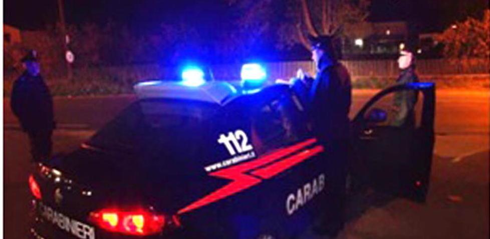 Rifiuta l’alcol test e aggredisce i carabinieri a pugni 