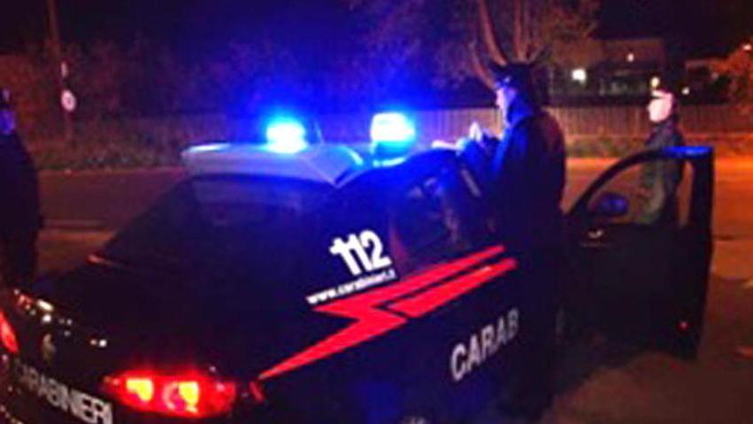Rifiuta l’alcol test e aggredisce i carabinieri a pugni