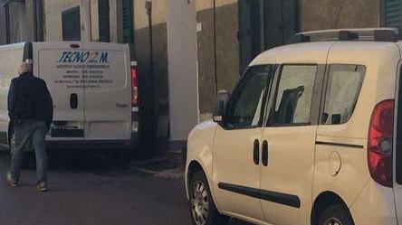 Tutti parcheggiano davanti a casa, e così il pullman si incastra