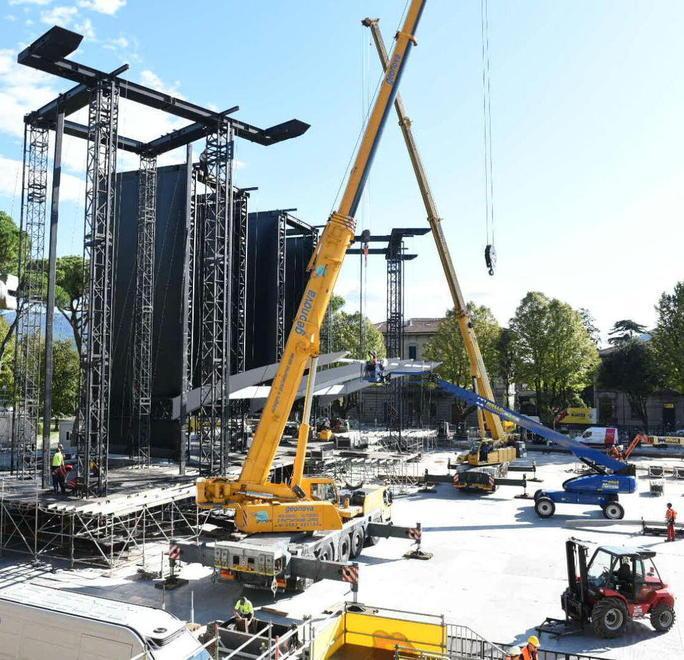 Geonova, lavoro senza sosta per smontare il palco