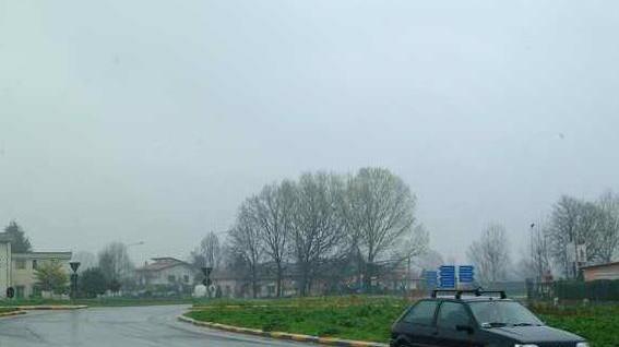 Grave motociclista finito fuori strada alla rotonda di Antraccoli