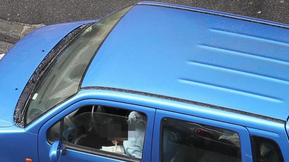 «Sniffano in auto col bimbo dietro», indagano i carabinieri