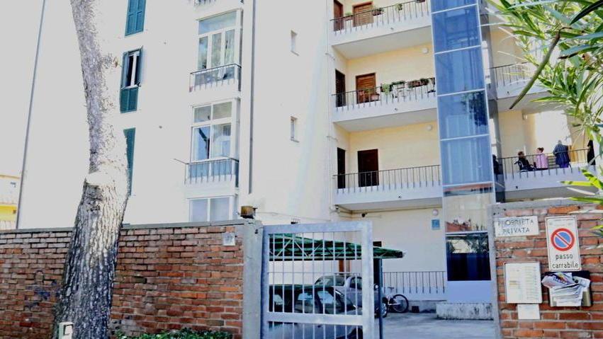 Cade dalla finestra mentre lava i vetri: grave una donna
