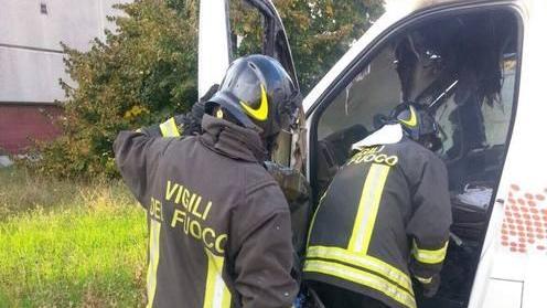 Furgone brucia nel cortile Attimi di tensione a scuola