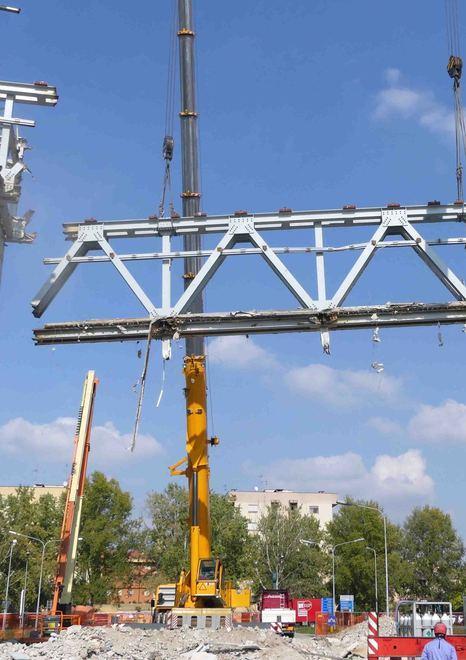 Ciao ciao Palaspecchi Abbattuto il ponte simbolo di un’epoca 