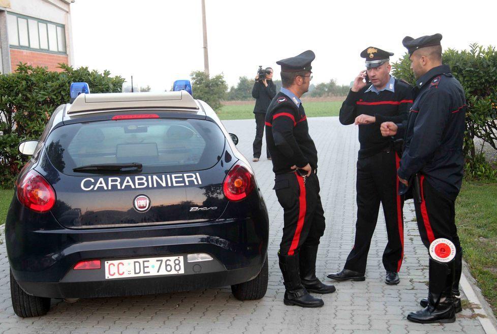 Arrestati per lo shopping con un bancomat rubato
