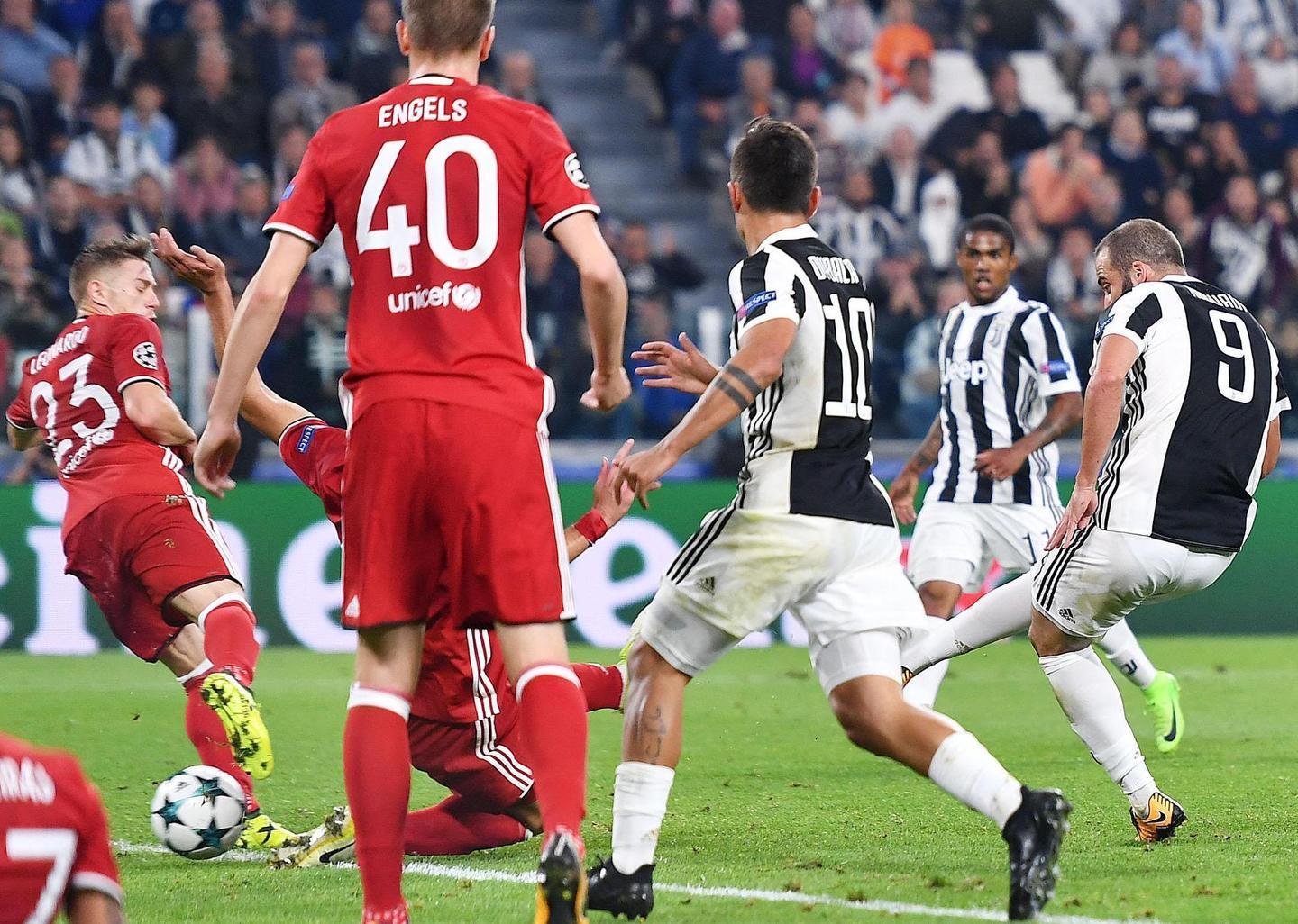 Higuain entra fa subito gol e la Juventus prende il volo 