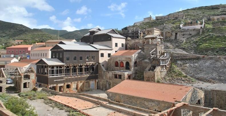 Argentiera, ridotti i confini del borgo 