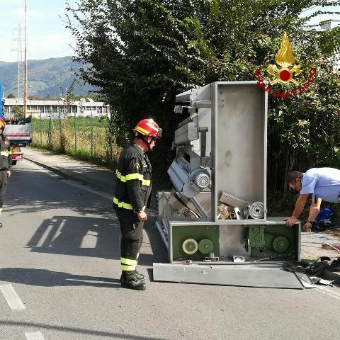 I vigili del fuoco col macchinario caduto dal camion