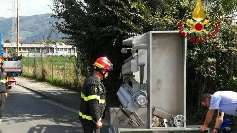 I vigili del fuoco col macchinario caduto dal camion