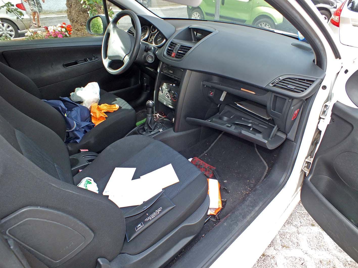 Una delle auto spaccate per rubare all'interno