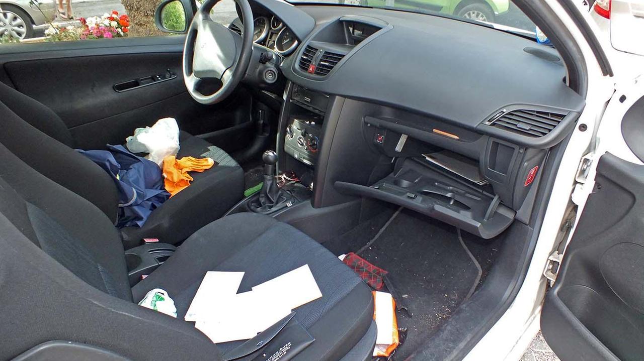 Una delle auto spaccate per rubare all'interno
