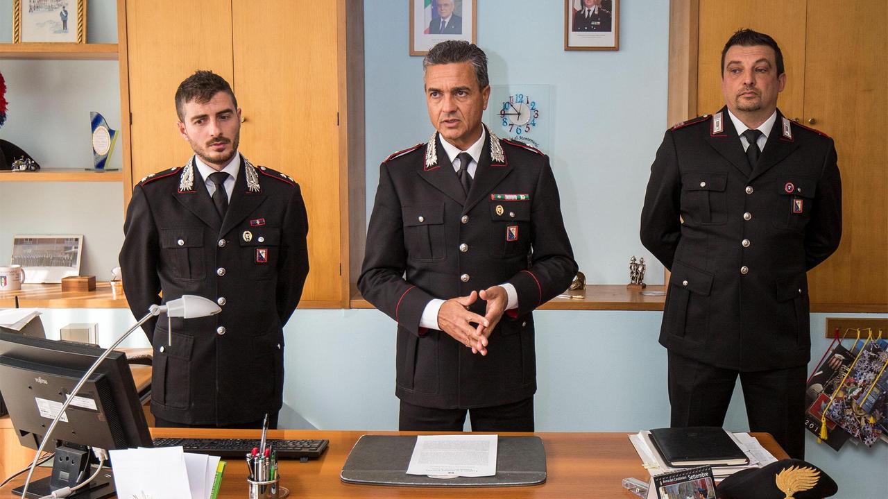 Il maggiore Vellucci (al centro) durante la conferenza stampa al comando dei carabinieri (Foto Nucci)