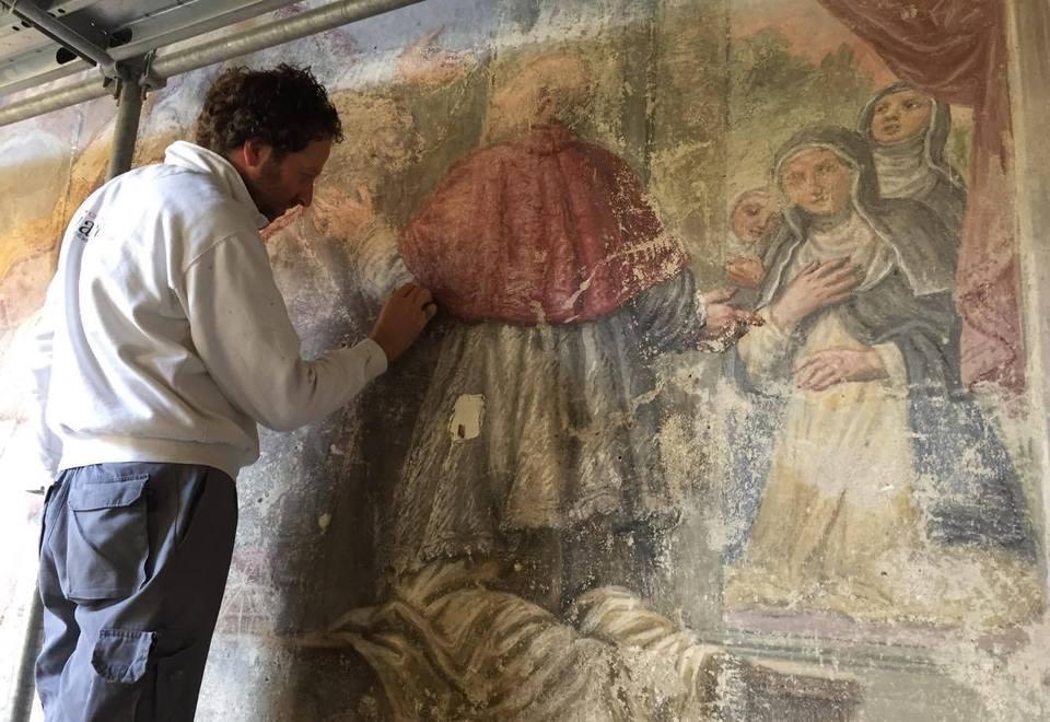 Il restauro dell’affresco settecentesco tornato alla luce nel vestibolo di San Niccolò