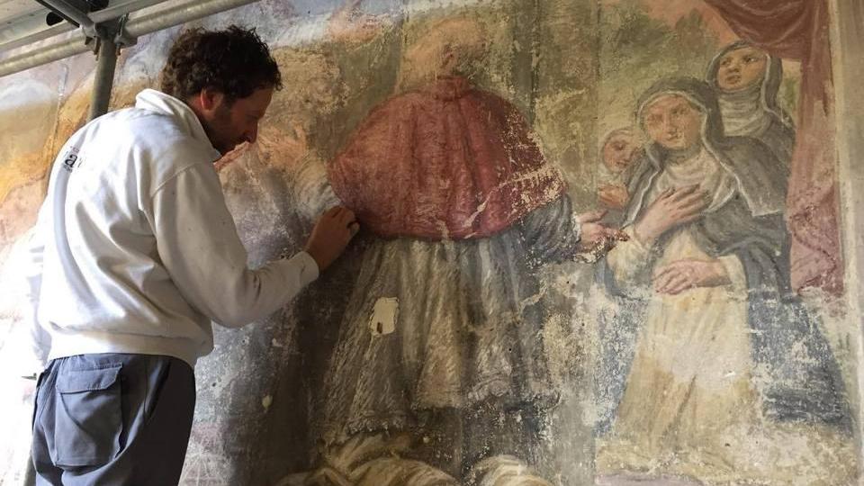 Il restauro dell’affresco settecentesco tornato alla luce nel vestibolo di San Niccolò
