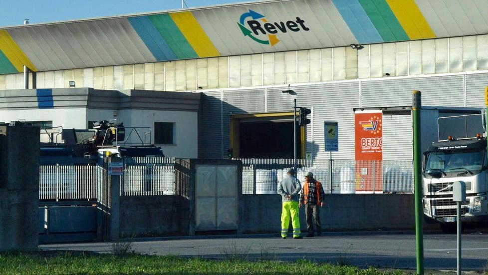 Aiuti dai colleghi per l’operaio coinvolto nell’incidente alla Revet 