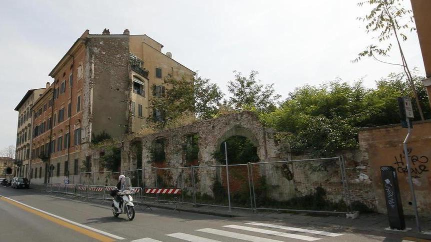 Rudere abbandonato sul lungarno, Pampana a processo