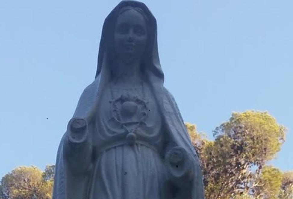 Vandali al parco mozzano le mani della Madonna 