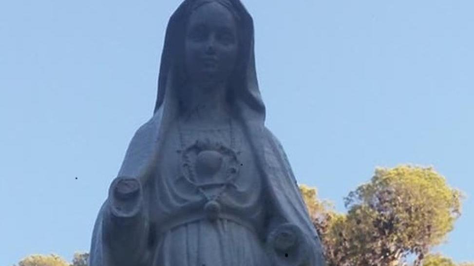 Vandali al parco mozzano le mani della Madonna