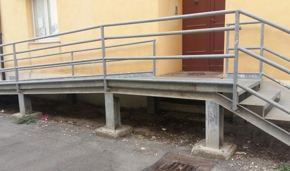 Via i rifiuti dal retro della Prefettura