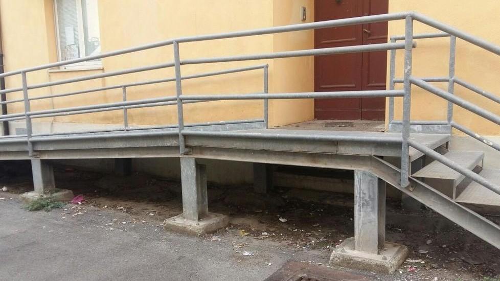 Via i rifiuti dal retro della Prefettura