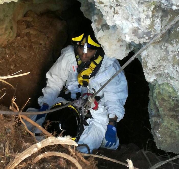 Vigili del fuoco nella grotta per salvare una persona