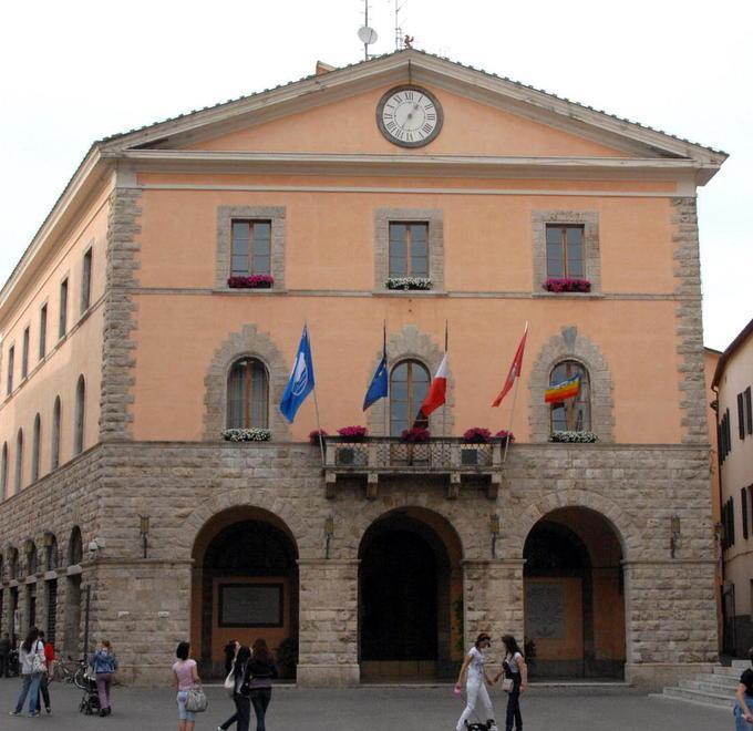 La politica si spacca su via Almirante «Un criminale fascista» 
