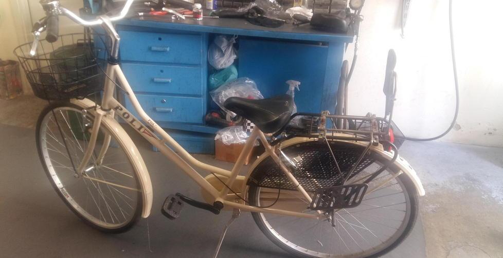 Calci al pensionato che difende la bici 