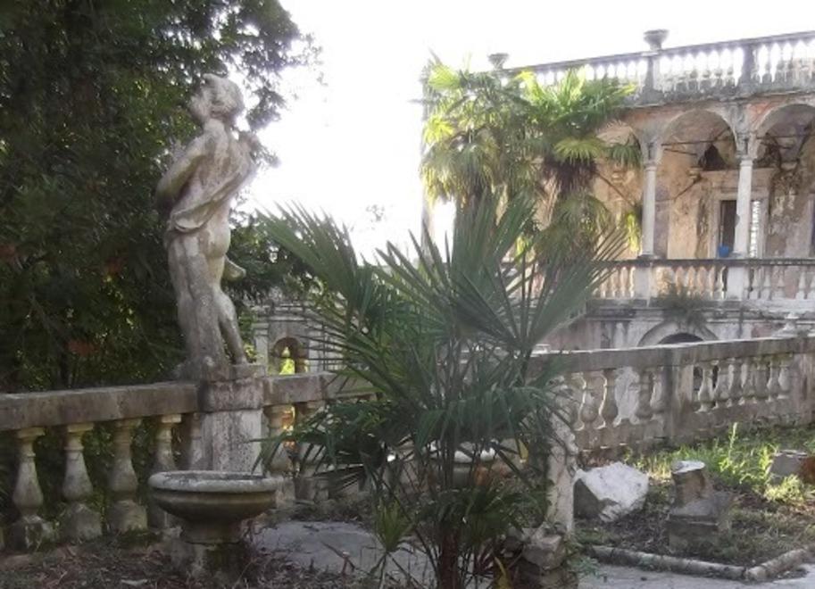 Nel ’97 il colpo grosso: sparì anche un camino